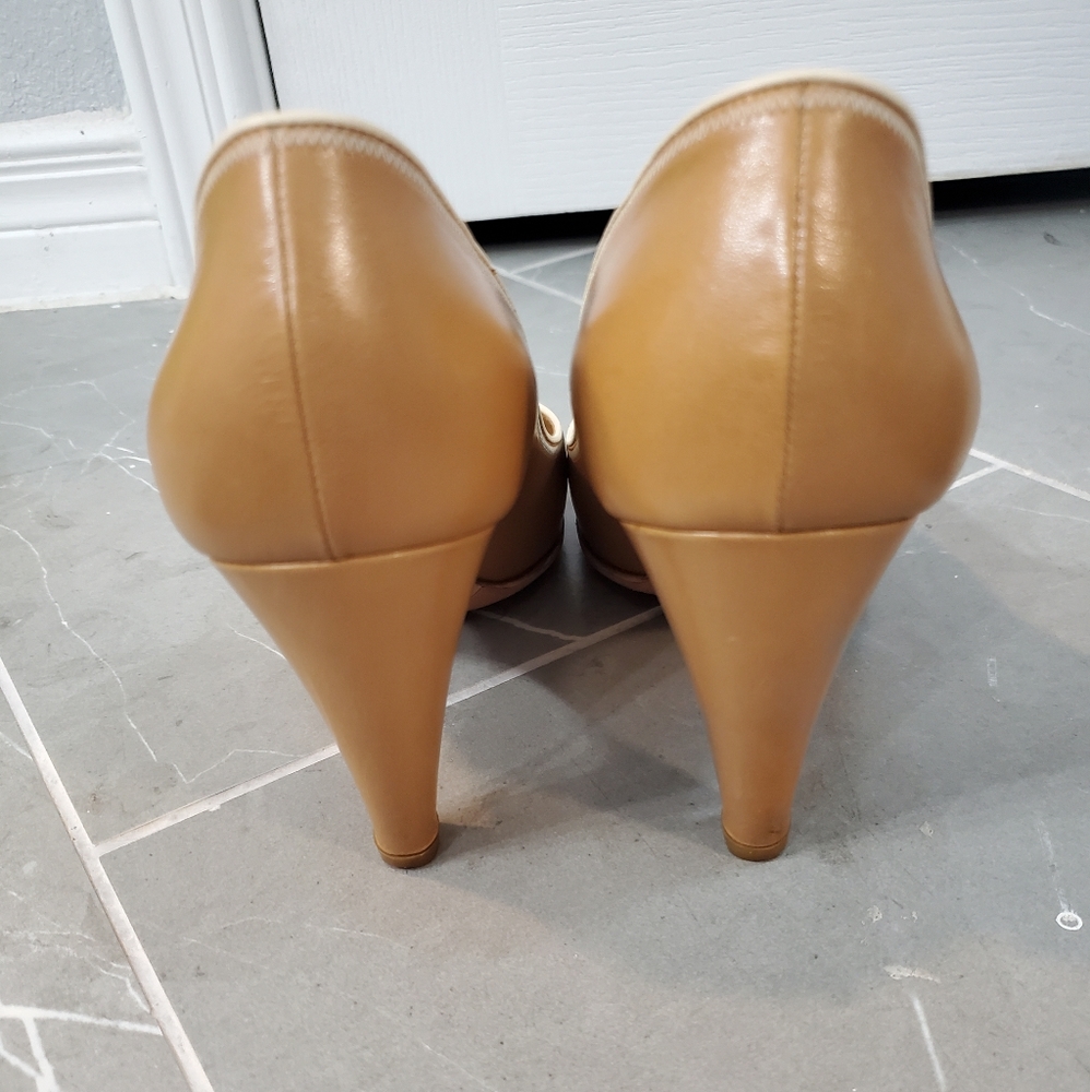 CHANEL CAMEL PUMPS CC DETAIL - Picture 2 of 14